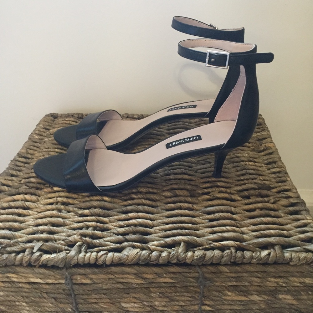 Nine West Leisa Kitten Heel - Size 9